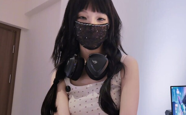 【丝足色诱】潘潘Pan – 电竞少女勾引电脑修理师 超淫荡榨精全程淫叫连连 掰穴榨出精液疯狂喷射